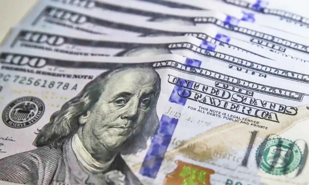 O dólar chegou a R$ 5,6048 nesta segunda-feira (26), enquanto o Ibovespa acionou o circuit breaker após queda superior a 10% no início do pregão.