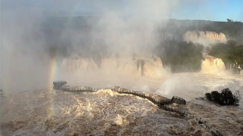 As Cataratas do Iguaçu registraram vazão de 17.700 m³/s na madrugada desta segunda-feira (26), quase 12 vezes acima da média normal do Rio Iguaçu. Foto: Urbia+Cataratas
