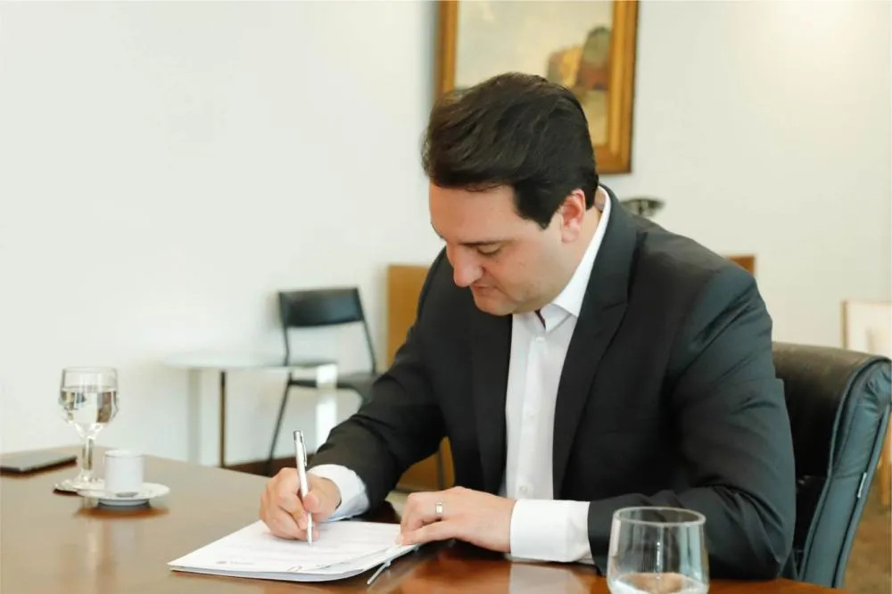 Ratinho Junior assina decreto que estabelece regras da transição para governador eleito. Foto: AEN