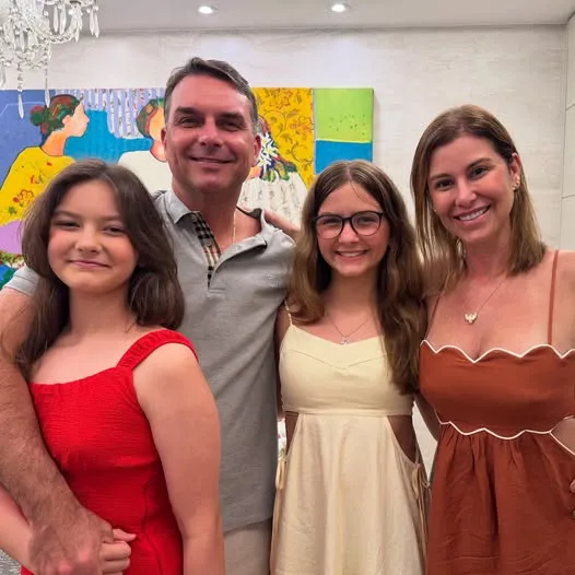 Flávio Bolsonaro cruzou fronteira por Foz e está a caminho dos EUA