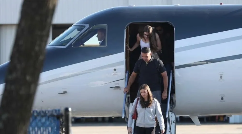 Flávio Bolsonaro desembarcou com a mulher e as duas filhas no aeroporto executivo Opa-locka, em Miami, na quarta-feira (28).  Foto: divulgação