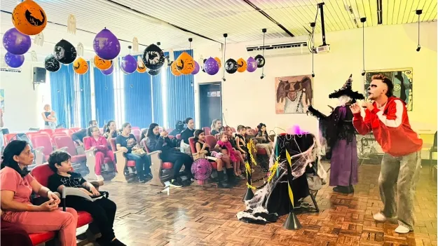Crianças participaram do Biblio Halloween na Biblioteca Pública Municipal Elfrida Engel Nunes Rios, com fantasias, teatro e distribuição gratuita de doces.