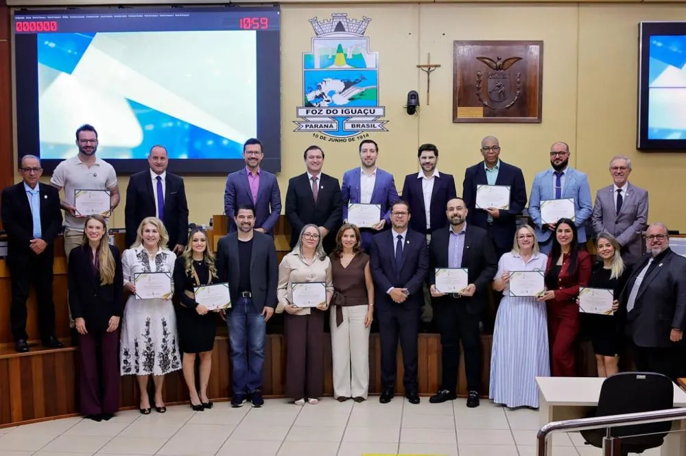 Representantes da saúde, educação, esporte, turismo, ciência, inclusão social e outras áreas receberam o Prêmio Destaque do Ano, concedido pela Câmara Municipal. Foto: Christian Rizzi/CMFI.