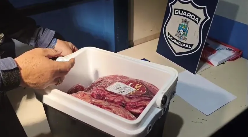 Treze peças de picanha, avaliadas em mais de R$ 1,3 mil, foram encontradas escondidas em uma caixa no armário dos funcionários do açougue. Foto: Divulgação.