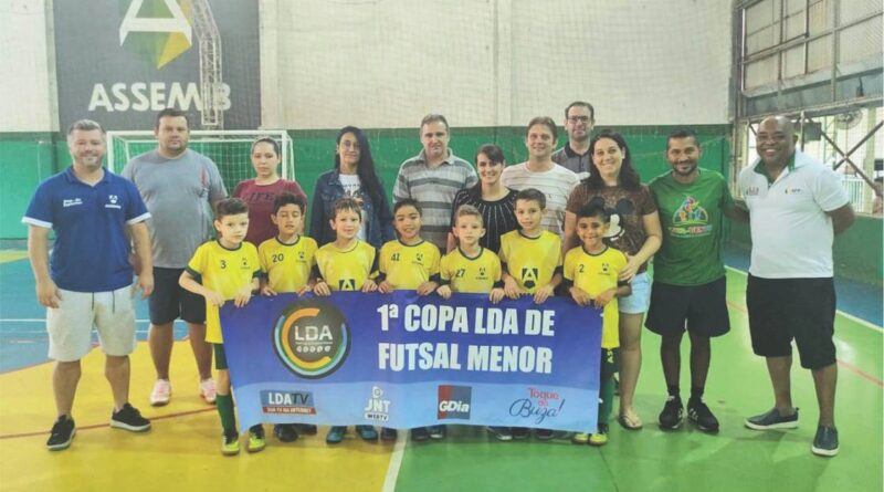 Pais da Escolinha de Futebol tiveram jogo festivo