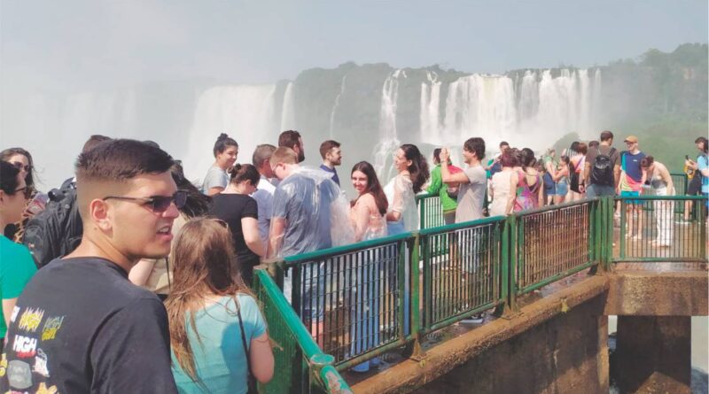 Novo roteiro turístico "Cruzando Planaltos" conecta Curitiba a Foz do Iguaçu, impulsionando o turismo local.