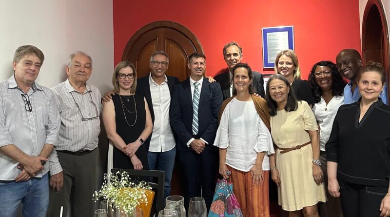 Membros da Aliança Francesa junto ao cônsul honorário da AF de Foz do Iguaçu, Geferson Ecker, e ao cônsul de São Paulo, Sr. Yves Teyssier d'Orfeuil