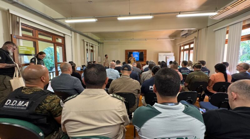 Especialistas discutem a cadeia do tráfico de psitacídeos na América do Sul em workshop sediado no Parque Nacional do Iguaçu.