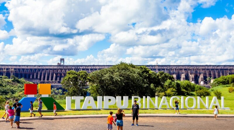 É só agendar e curtir os passeios oferecidos pelo Itaipu Parquetec, que opera o serviço na Usina