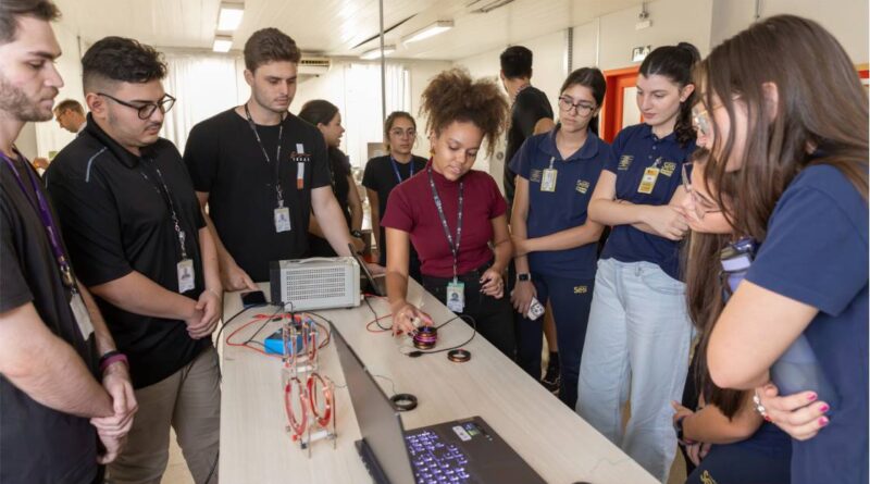 Estudantes vivem a rotina de engenheiro eletricista na Unioeste e Itaipu